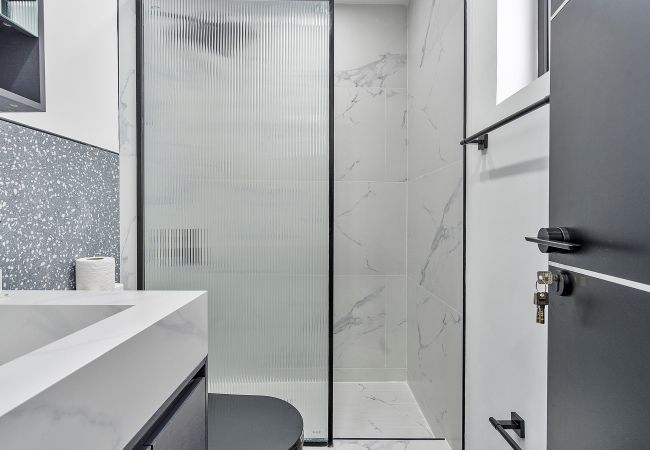 Casa en Miami - Chic & Modern Home w Pool, 3BR 7 guests Casa en Miami - Chic & Modern Home w Pool, 3BR 7 guests