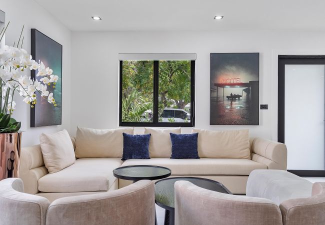 Casa en Miami - Chic & Modern Home w Pool, 3BR 7 guests Casa en Miami - Chic & Modern Home w Pool, 3BR 7 guests