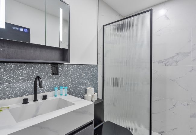 Casa en Miami - Chic & Modern Home w Pool, 3BR 7 guests Casa en Miami - Chic & Modern Home w Pool, 3BR 7 guests