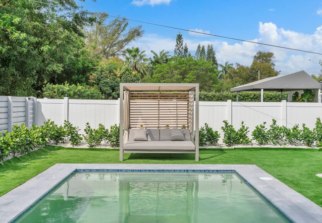 Casa en Miami - Chic & Modern Home w Pool, 3BR 7 guests Casa en Miami - Chic & Modern Home w Pool, 3BR 7 guests