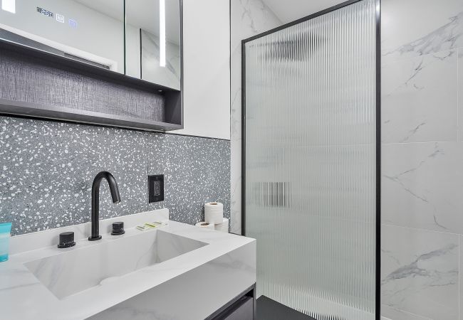 Casa en Miami - Chic & Modern Home w Pool, 3BR 7 guests Casa en Miami - Chic & Modern Home w Pool, 3BR 7 guests