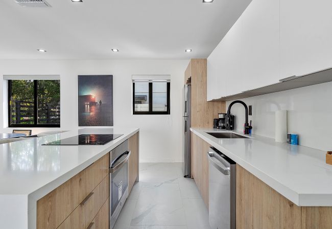 Casa en Miami - Chic & Modern Home w Pool, 3BR 7 guests Casa en Miami - Chic & Modern Home w Pool, 3BR 7 guests