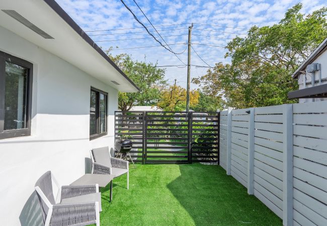 Casa en Miami - Chic & Modern Home w Pool, 3BR 7 guests Casa en Miami - Chic & Modern Home w Pool, 3BR 7 guests