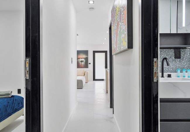 Casa en Miami - Chic & Modern Home w Pool, 3BR 7 guests Casa en Miami - Chic & Modern Home w Pool, 3BR 7 guests