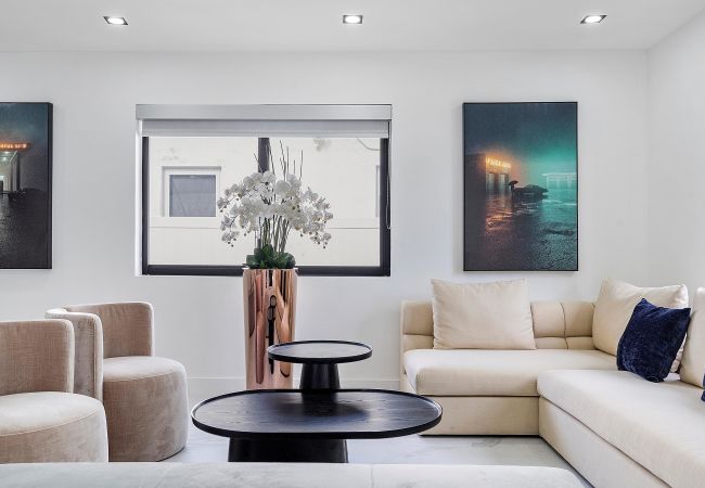 Casa en Miami - Chic & Modern Home w Pool, 3BR 7 guests Casa en Miami - Chic & Modern Home w Pool, 3BR 7 guests