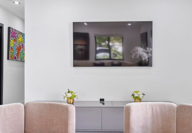 Casa en Miami - Chic & Modern Home w Pool, 3BR 7 guests Casa en Miami - Chic & Modern Home w Pool, 3BR 7 guests