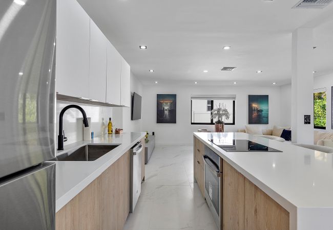 Casa en Miami - Chic & Modern Home w Pool, 3BR 7 guests Casa en Miami - Chic & Modern Home w Pool, 3BR 7 guests