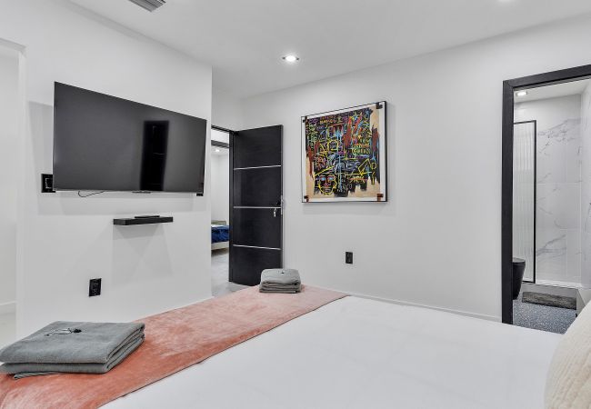 Casa en Miami - Chic & Modern Home w Pool, 3BR 7 guests Casa en Miami - Chic & Modern Home w Pool, 3BR 7 guests