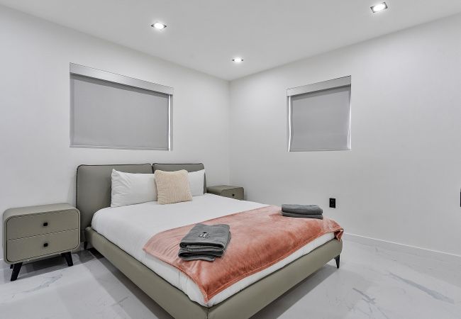 Casa en Miami - Chic & Modern Home w Pool, 3BR 7 guests Casa en Miami - Chic & Modern Home w Pool, 3BR 7 guests