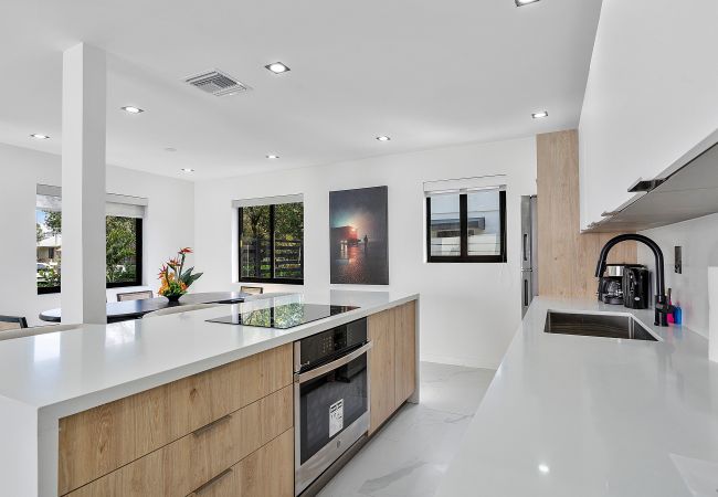 Casa en Miami - Chic & Modern Home w Pool, 3BR 7 guests Casa en Miami - Chic & Modern Home w Pool, 3BR 7 guests