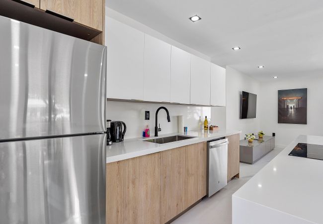 Casa en Miami - Chic & Modern Home w Pool, 3BR 7 guests Casa en Miami - Chic & Modern Home w Pool, 3BR 7 guests