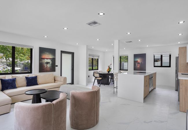 Casa en Miami - Chic & Modern Home w Pool, 3BR 7 guests Casa en Miami - Chic & Modern Home w Pool, 3BR 7 guests