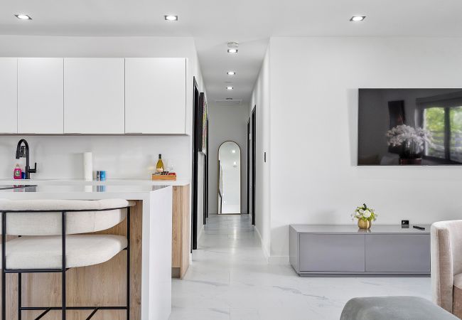 Casa en Miami - Chic & Modern Home w Pool, 3BR 7 guests Casa en Miami - Chic & Modern Home w Pool, 3BR 7 guests