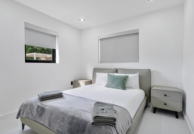 Casa en Miami - Chic & Modern Home w Pool, 3BR 7 guests Casa en Miami - Chic & Modern Home w Pool, 3BR 7 guests