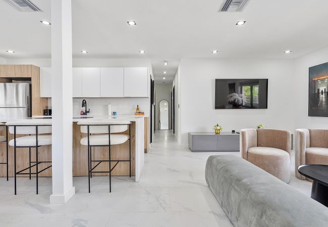 Casa en Miami - Chic & Modern Home w Pool, 3BR 7 guests Casa en Miami - Chic & Modern Home w Pool, 3BR 7 guests