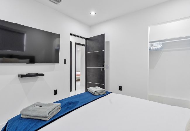 Casa en Miami - Chic & Modern Home w Pool, 3BR 7 guests Casa en Miami - Chic & Modern Home w Pool, 3BR 7 guests