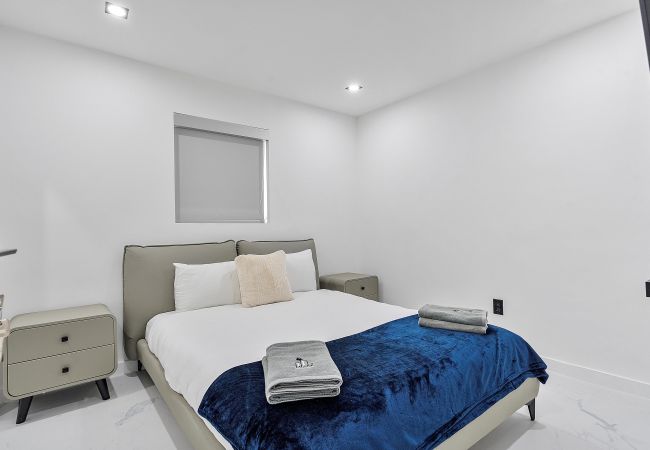 Casa en Miami - Chic & Modern Home w Pool, 3BR 7 guests Casa en Miami - Chic & Modern Home w Pool, 3BR 7 guests