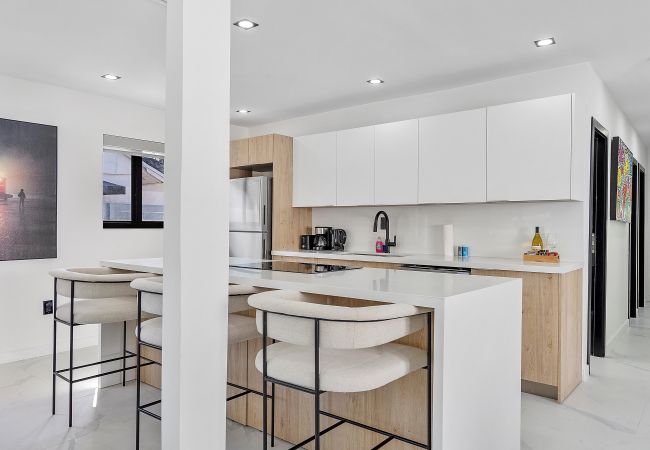 Casa en Miami - Chic & Modern Home w Pool, 3BR 7 guests Casa en Miami - Chic & Modern Home w Pool, 3BR 7 guests