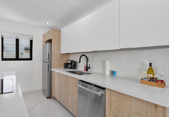 Casa en Miami - Chic & Modern Home w Pool, 3BR 7 guests Casa en Miami - Chic & Modern Home w Pool, 3BR 7 guests