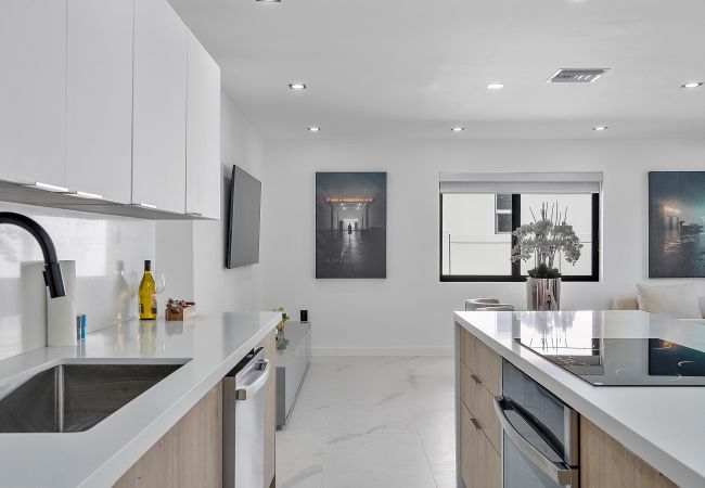 Casa en Miami - Chic & Modern Home w Pool, 3BR 7 guests Casa en Miami - Chic & Modern Home w Pool, 3BR 7 guests