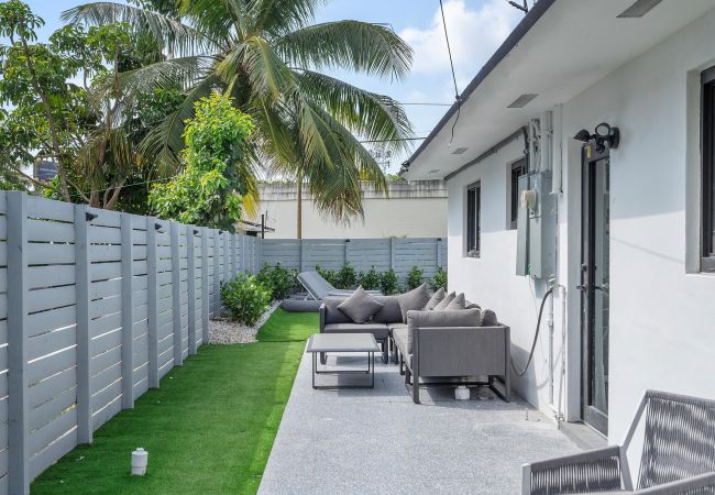 Casa en Miami - Chic & Modern Home w Pool, 3BR 7 guests Casa en Miami - Chic & Modern Home w Pool, 3BR 7 guests