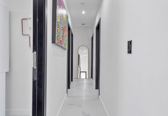 Casa en Miami - Chic & Modern Home w Pool, 3BR 7 guests Casa en Miami - Chic & Modern Home w Pool, 3BR 7 guests