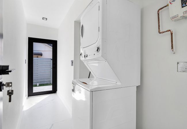 Casa en Miami - Chic & Modern Home w Pool, 3BR 7 guests Casa en Miami - Chic & Modern Home w Pool, 3BR 7 guests