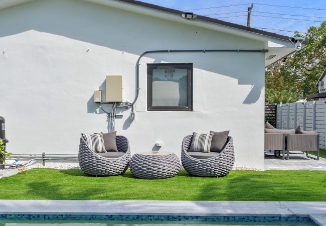 Casa en Miami - Chic & Modern Home w Pool, 3BR 7 guests Casa en Miami - Chic & Modern Home w Pool, 3BR 7 guests