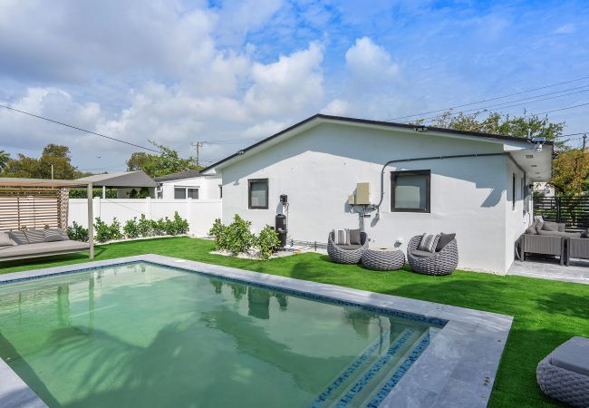 Casa en Miami - Chic & Modern Home w Pool, 3BR 7 guests Casa en Miami - Chic & Modern Home w Pool, 3BR 7 guests
