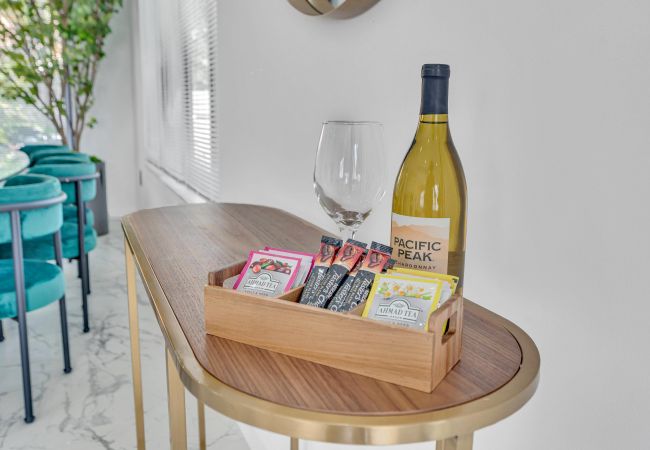 Casa en Miami - Vibrant Home in Perfect Location 16 Guests Casa en Miami - Vibrant Home in Perfect Location 16 Guests