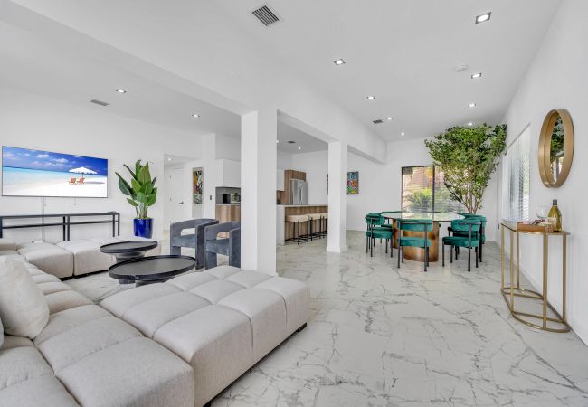 Casa en Miami - Vibrant Home in Perfect Location 16 Guests Casa en Miami - Vibrant Home in Perfect Location 16 Guests
