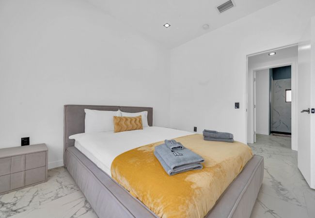 Casa en Miami - Vibrant Home in Perfect Location 16 Guests Casa en Miami - Vibrant Home in Perfect Location 16 Guests