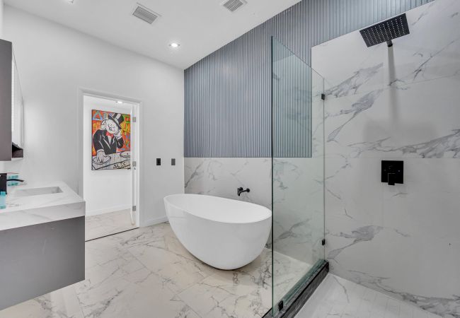 Casa en Miami - Vibrant Home in Perfect Location 16 Guests Casa en Miami - Vibrant Home in Perfect Location 16 Guests