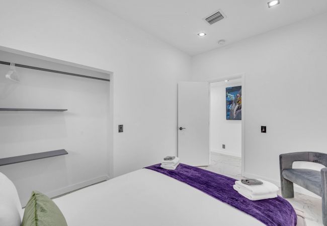 Casa en Miami - Vibrant Home in Perfect Location 16 Guests Casa en Miami - Vibrant Home in Perfect Location 16 Guests