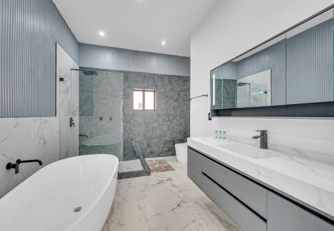 Casa en Miami - Vibrant Home in Perfect Location 16 Guests Casa en Miami - Vibrant Home in Perfect Location 16 Guests