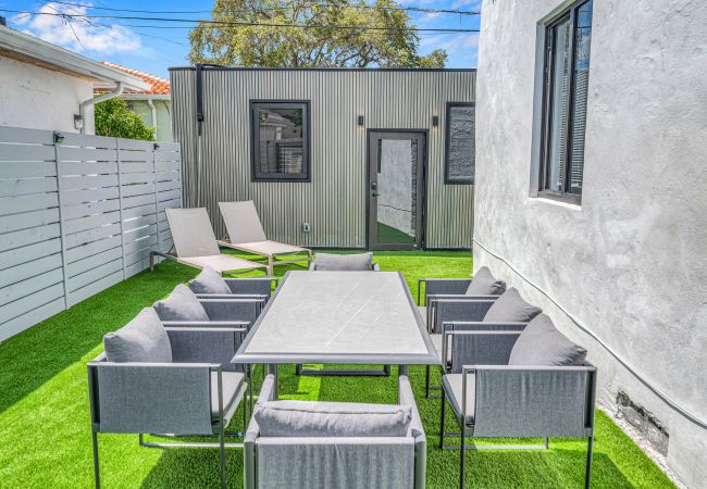 Casa en Miami - Vibrant Home in Perfect Location 16 Guests Casa en Miami - Vibrant Home in Perfect Location 16 Guests