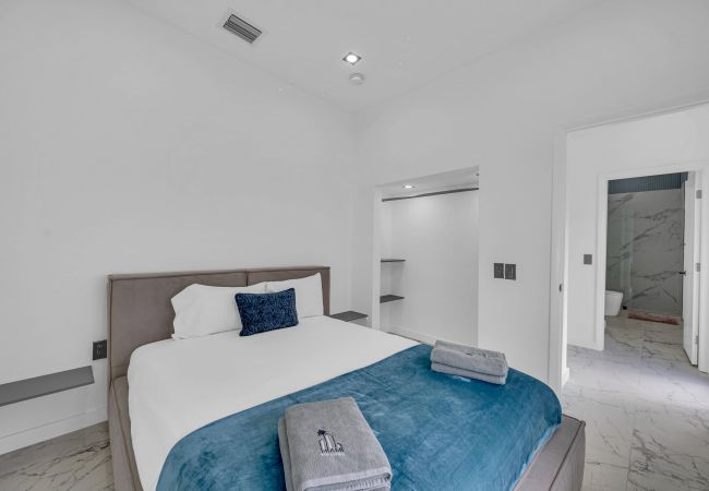 Casa en Miami - Vibrant Home in Perfect Location 16 Guests Casa en Miami - Vibrant Home in Perfect Location 16 Guests