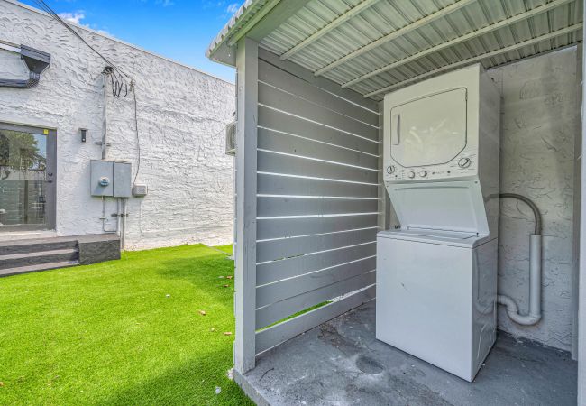 Casa en Miami - Vibrant Home in Perfect Location 16 Guests Casa en Miami - Vibrant Home in Perfect Location 16 Guests