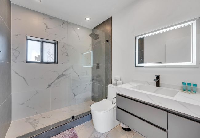 Casa en Miami - Vibrant Home in Perfect Location 16 Guests Casa en Miami - Vibrant Home in Perfect Location 16 Guests