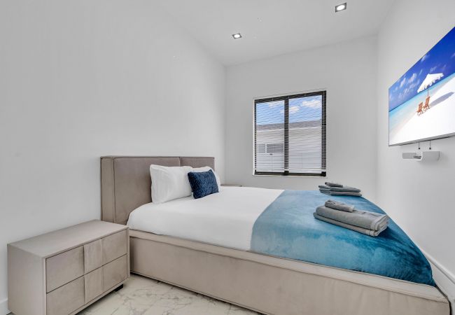 Casa en Miami - Vibrant Home in Perfect Location 16 Guests Casa en Miami - Vibrant Home in Perfect Location 16 Guests