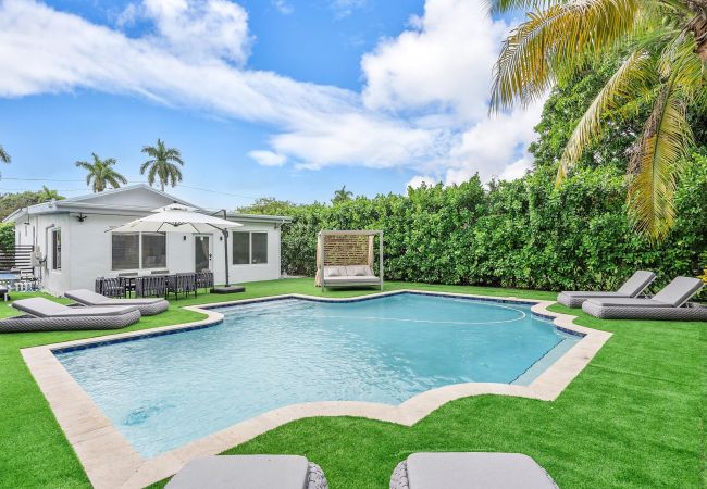 Casa en Miami - GREAT 4BR HOUSE W POOL-CENTRAL LOCATION-10PPL Casa en Miami - GREAT 4BR HOUSE W POOL-CENTRAL LOCATION-10PPL