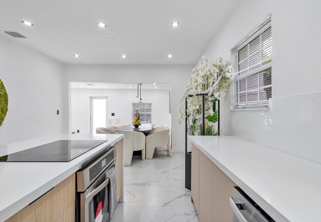 Casa en Miami - GREAT 4BR HOUSE W POOL-CENTRAL LOCATION-10PPL Casa en Miami - GREAT 4BR HOUSE W POOL-CENTRAL LOCATION-10PPL