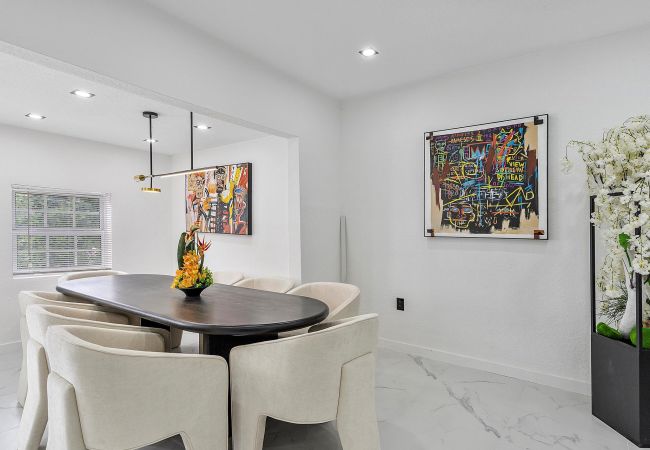 Casa en Miami - GREAT 4BR HOUSE W POOL-CENTRAL LOCATION-10PPL Casa en Miami - GREAT 4BR HOUSE W POOL-CENTRAL LOCATION-10PPL