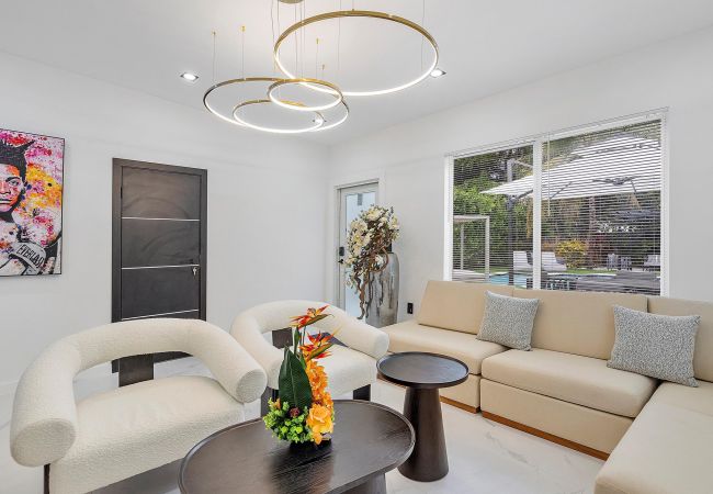 Casa en Miami - GREAT 4BR HOUSE W POOL-CENTRAL LOCATION-10PPL Casa en Miami - GREAT 4BR HOUSE W POOL-CENTRAL LOCATION-10PPL