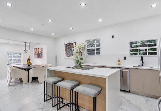 Casa en Miami - GREAT 4BR HOUSE W POOL-CENTRAL LOCATION-10PPL Casa en Miami - GREAT 4BR HOUSE W POOL-CENTRAL LOCATION-10PPL