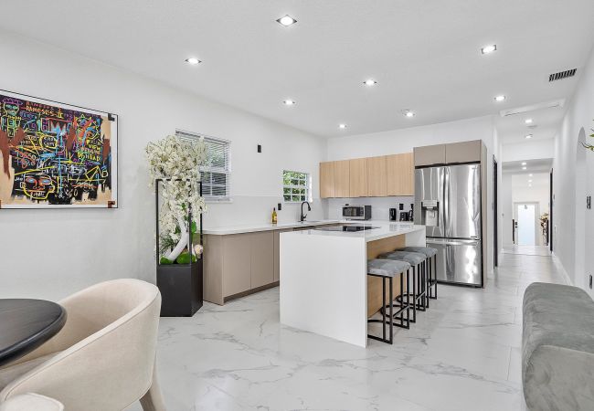 Casa en Miami - GREAT 4BR HOUSE W POOL-CENTRAL LOCATION-10PPL Casa en Miami - GREAT 4BR HOUSE W POOL-CENTRAL LOCATION-10PPL