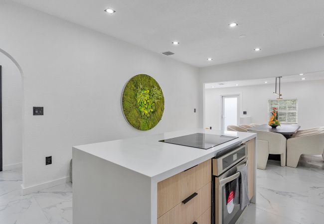 Casa en Miami - GREAT 4BR HOUSE W POOL-CENTRAL LOCATION-10PPL Casa en Miami - GREAT 4BR HOUSE W POOL-CENTRAL LOCATION-10PPL