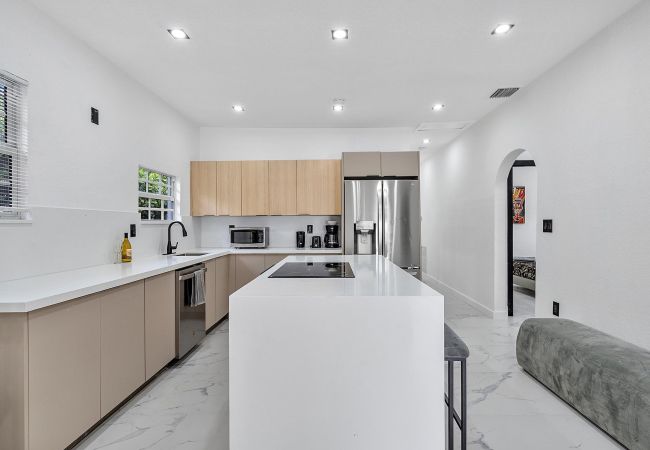 Casa en Miami - GREAT 4BR HOUSE W POOL-CENTRAL LOCATION-10PPL Casa en Miami - GREAT 4BR HOUSE W POOL-CENTRAL LOCATION-10PPL