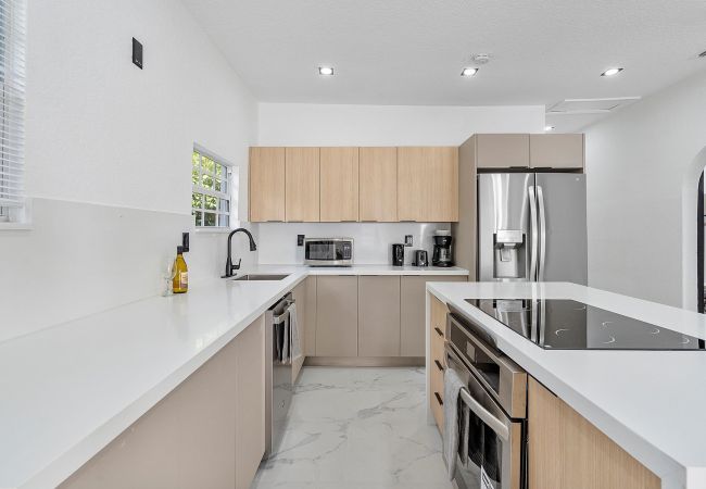 Casa en Miami - GREAT 4BR HOUSE W POOL-CENTRAL LOCATION-10PPL Casa en Miami - GREAT 4BR HOUSE W POOL-CENTRAL LOCATION-10PPL