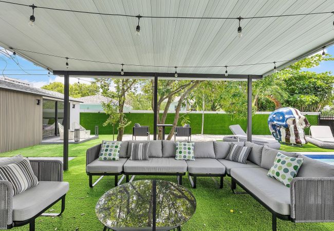 Casa en Miami - MAGNIFICENT HOUSE 5BR W POOL  12PPL PRIME LOCATION Casa en Miami - MAGNIFICENT HOUSE 5BR W POOL  12PPL PRIME LOCATION